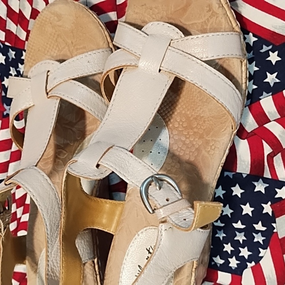 Easy Street Strictly Comfort EUC Tan Sandals Strappy Design Buckle Closure. 8M. - Picture 4 of 7